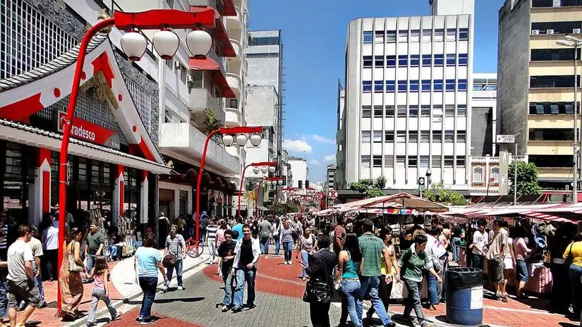 Feira e comércio de rua na Praça da Liberdade