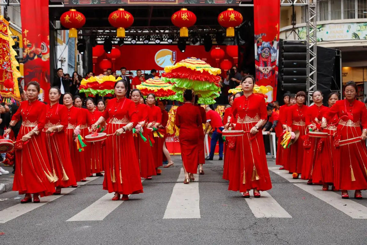 Festival na Liberdade com trajes vermelhos