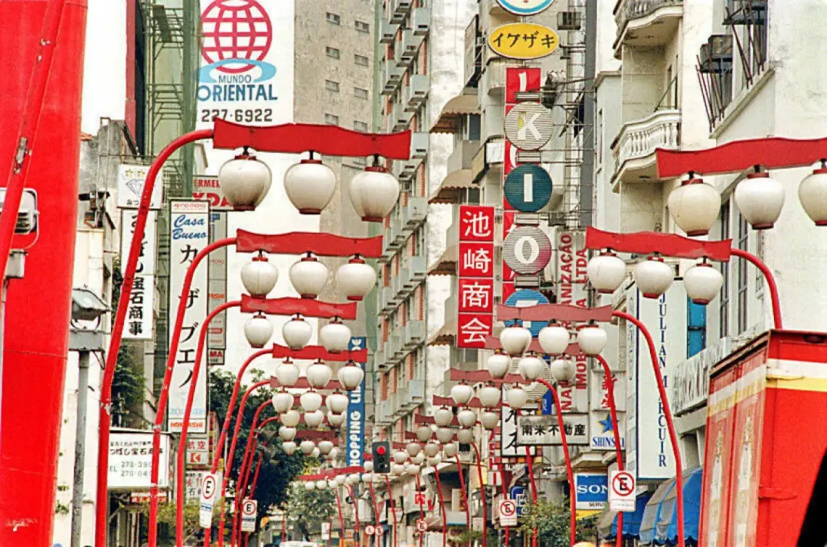 Lanternas e letreiros do comércio oriental da Liberdade