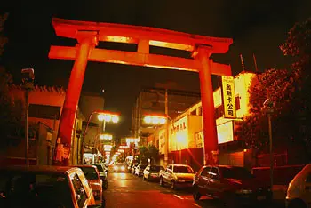 Pórtico iluminado da Liberdade à noite