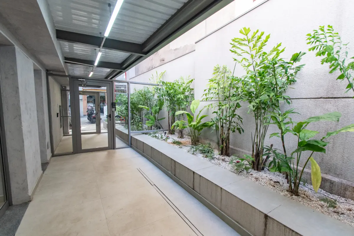 Corredor com jardim entre os blocos