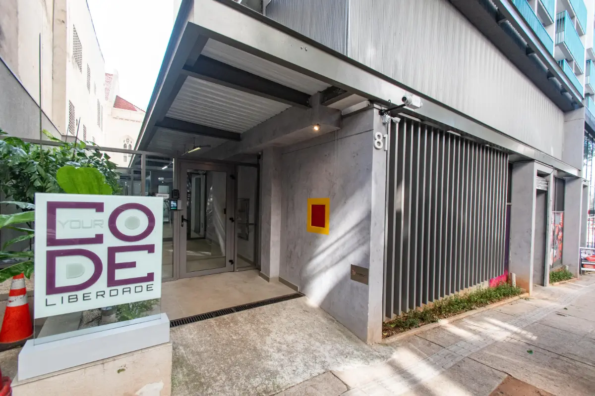 Entrada do condomínio com portaria 24 horas